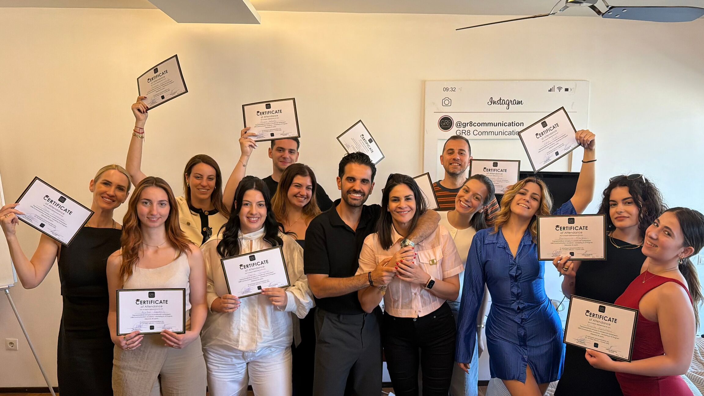 Απόφοιτοι της GR8 Communication Academy πανηγυρίζουν με τα πιστοποιητικά τους